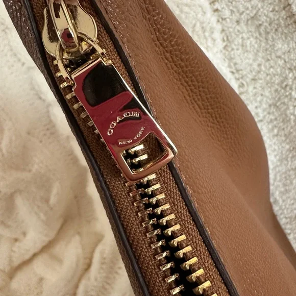 Coach Brown Hobo Bag with Leather Material and Crescent Shape - Picture 6 of 12